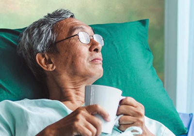 Man herstellende in zorghotel