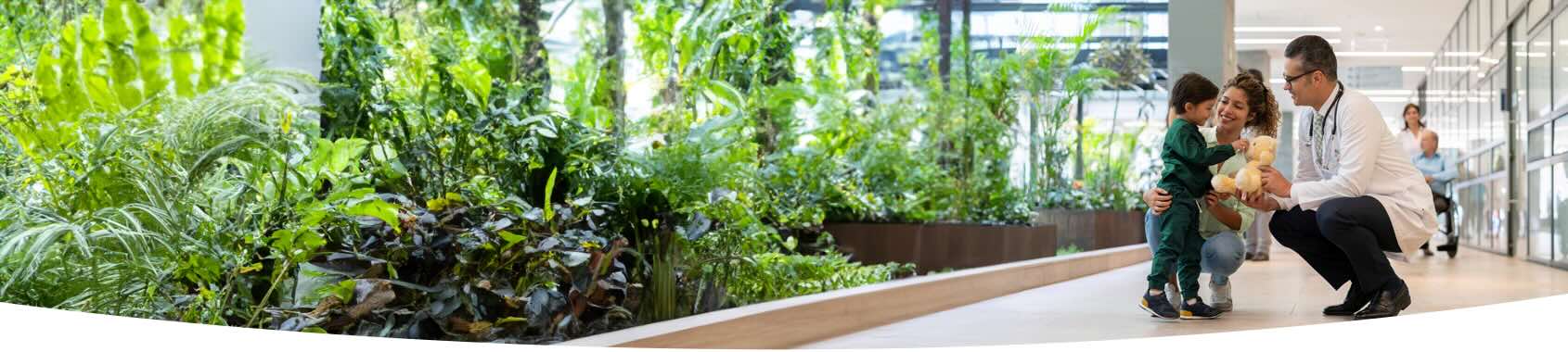 Afbeelding van moeder met kind bij een arts